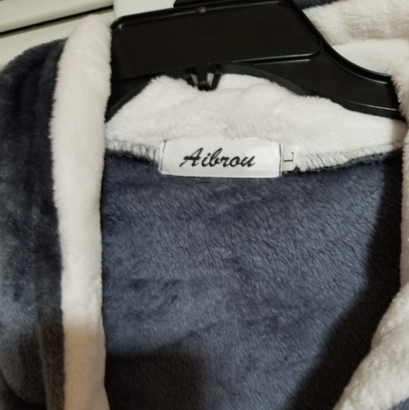 Ladies  house coat Large,  New. Gray and White. - Picture 5 of 7